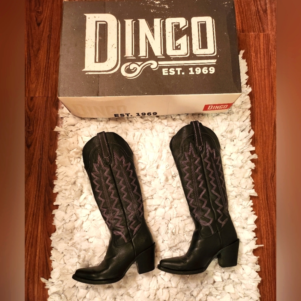 Tall black Dingo boots 👢 😍